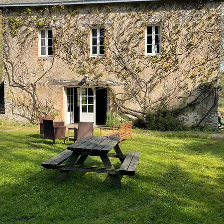 Hébergement de vacances Spacieuse Maison Au Bord De La Riviere, Proche Du Mans, Avec Equipements Modernes, Ideale Pour Familles - Fr-1-410-440 *