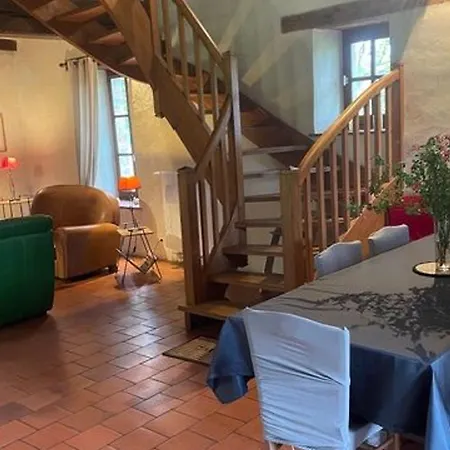 Hébergement de vacances Spacieuse Maison Au Bord De La Riviere, Proche Du Mans, Avec Equipements Modernes, Ideale Pour Familles - Fr-1-410-440 *